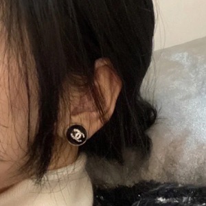 Chan** Crystal CC logo acrylic round button earrings (Black).